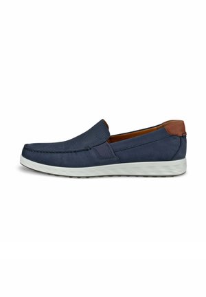 Mørkeblå slip-on sko med tekstureret overdel, brune læderdetaljer og en hvid gummisål. Har en afrundet tå og syninger.