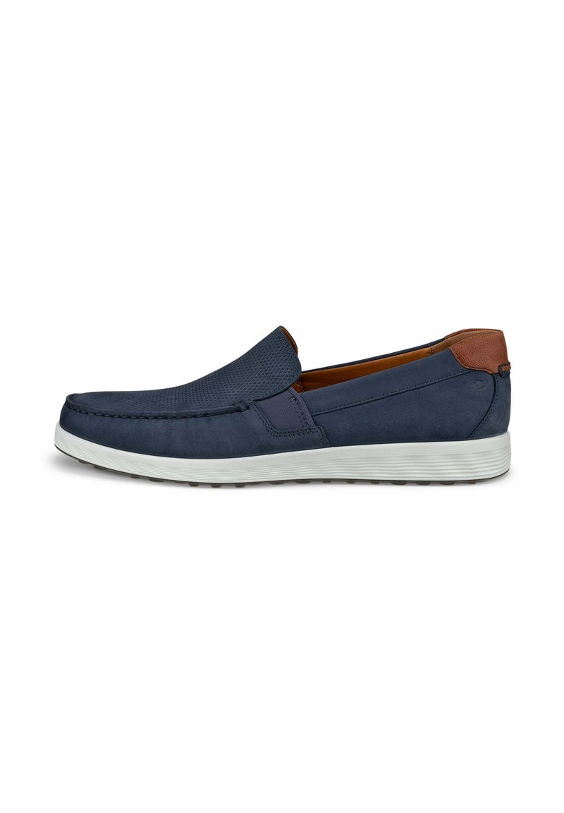 Mørkeblå slip-on sko med tekstureret overdel, brune læderdetaljer og en hvid gummisål. Har en afrundet tå og syninger.