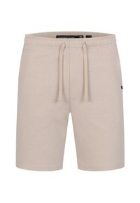 Pantalones cortos de algodón beige con cintura elástica y cordón, bolsillos laterales y un pequeño parche con logo en la pierna izquierda. Textura suave.