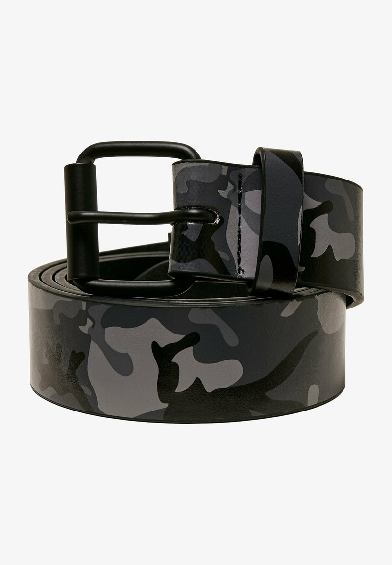 Černý kožený pásek s šedým maskáčovým vzorem, s plochou sponou a hladkým povrchem. Pásek má jednu smyčku na přebytečnou délku.