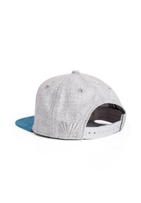 Szürke anyagú snapback sapka türkiz karimával, texturált felülettel, hímzett kagyló logóval az oldalon, és fehér állítható pánttal a hátsó részen.