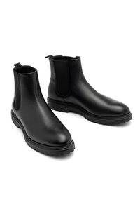 Botine negre din piele cu panouri elastice laterale, vârful rotund și finisaj texturat. Caracteristici include o talpă din cauciuc durabilă cu model antiderapant.