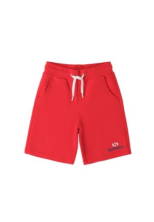 Rote Baumwollshorts mit einem Kordelzugbund, zwei Seitenfächern und einem kleinen blauen Logo unten rechts. Glatte Textur, lässiges Design.