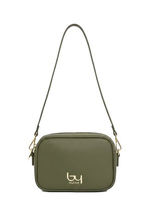 Borsa a tracolla rettangolare verde oliva con cerniera dorata, tracolla staccabile e logo "by blaz" dorato sul davanti.