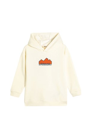 Sudadera color crema con bolsillo canguro, que presenta un logo de montaña naranja y el texto "OUTDOOR SUPPLY" en azul oscuro. Material suave y puños acanalados.