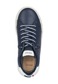 Marineblaue Leder-Sneaker mit weißer strukturierter Sohle, kontrastierenden weißen Schnürsenkeln und einem Logo-Tag an der Ferse. Verfügt über eine atmungsaktive Netz-Zunge.