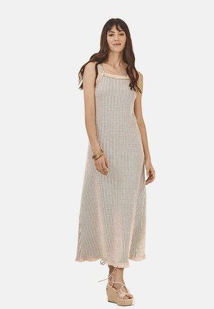 Vestido midi de algodón sin mangas con un patrón de cuadros en blanco y rosa claro. Presenta un dobladillo con forma de ondas y tirantes delgados.