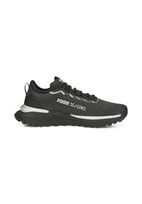 Zapatilla deportiva negra con parte superior de malla, suela negra texturizada, acentos plateados y logo impreso en el costado. Cuenta con un diseño de cordones y tira de agarre.