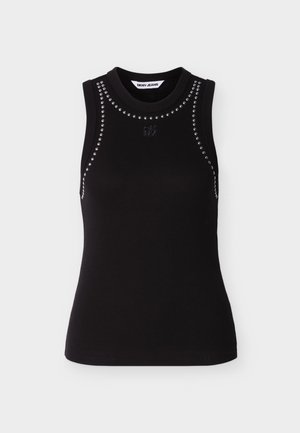 Černý bezrukávový žebrovaný top se stříbrnými cvočky lemujícími výstřih a otvory na paže, s malým raženým logem DKNY na hrudi.