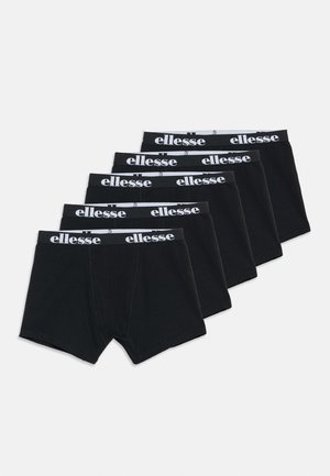 Pet pari črnih bokseric z belim logotipom "ellesse" na pasu, razporejene v stopničasti sklad na belem ozadju.