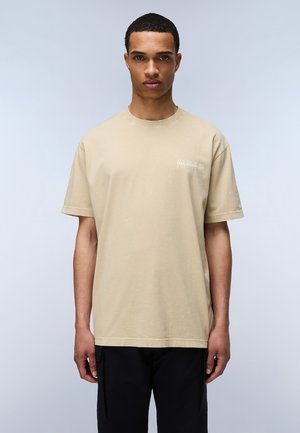 Beige bomulds T-shirt med afslappet pasform, korte ærmer og et subtilt logo trykt på brystet. Glat, ustruktureret stof.