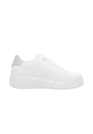 Baskets blanches avec un dessus lisse en simili cuir et un tirant en suède gris texturé. Semelle épaisse en plateforme blanche avec des détails angulaires sur les côtés.