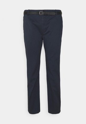 Pantalones chinos azul marino con pierna recta y un cinturón negro texturizado. Presenta presillas para el cinturón y líneas simples y limpias. Fabricado con un material liviano.
