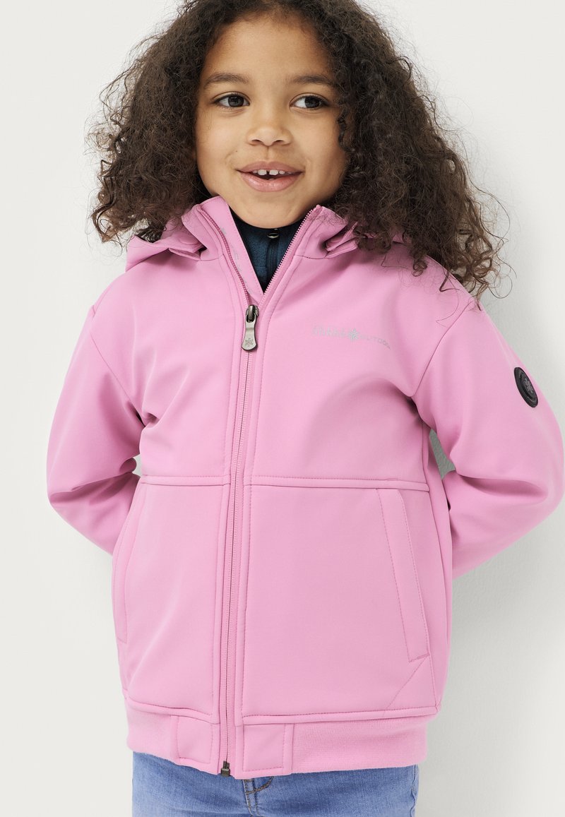 Rosa Softshell-Jacke mit Reißverschluss vorne, Kapuze und zwei vorderen Taschen. Sie verfügt über ein Logo auf der Brust und eine glatte, leicht glänzende Textur.