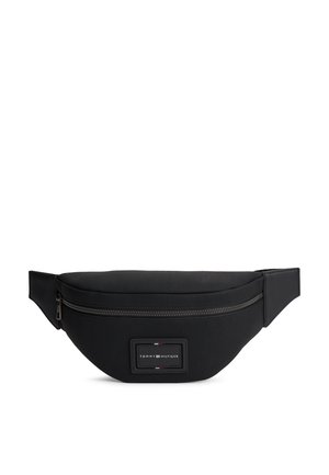 Schwarze Nylon-Gürteltasche von Tommy Hilfiger mit Reißverschluss-Hauptfach und Logo-Patch auf der Vorderseite.