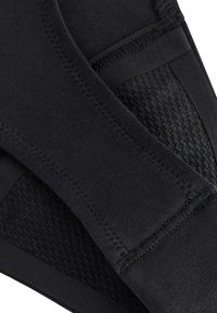Schwarzer Sportstoff mit glatter Textur und elastischem Bund, ausgestattet mit einem Netzpaneel für Atmungsaktivität und Flachnahtnähten für Haltbarkeit.