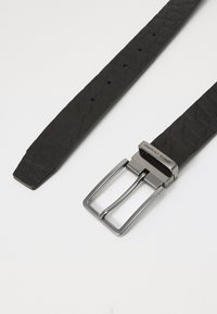Svart lærbelte med diamantmønster, med en rektangulær sølvmetallspenne med dobbel prong-design.