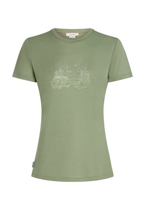 T-shirt verde chiaro realizzato in tessuto morbido, con una grafica a contorno di un furgone, alberi e una tenda. Design aderente con colletto rotondo.