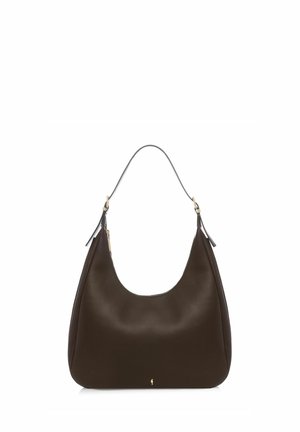 Ciemnobrązowa skórzana torba na ramię o zakrzywionym kształcie, z pojedynczym paskiem i małym złotym logo na środku u dołu.