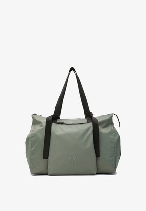 Grüne Nylon-Reisetasche mit schwarzen Trägern und Reißverschluss, mit einem Logo auf der Vorderseite und einem strukturierten, geräumigen Design.