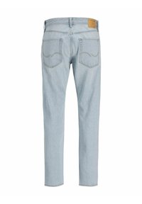 Jeans de denim azul claro con corte recto, cinco bolsillos y una etiqueta de cuero marrón en la cinturilla. Costura decorativa en los bolsillos traseros.