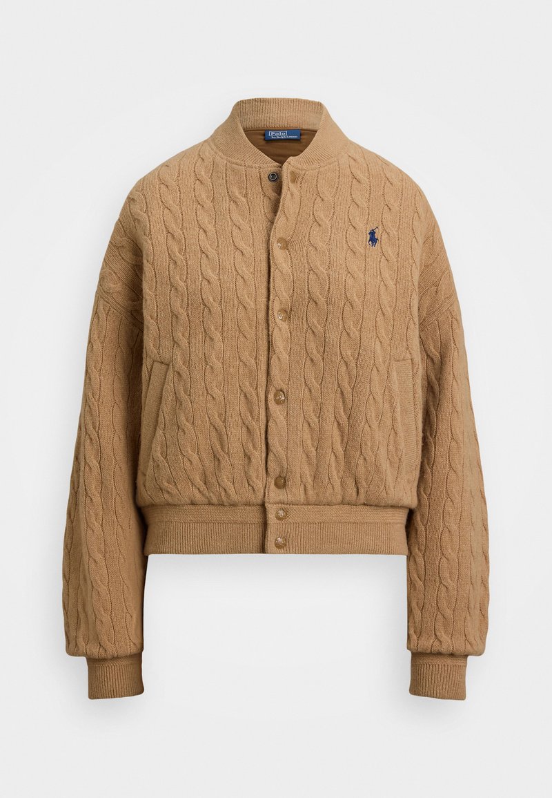 Cardigan en maille torsadée beige avec un col rond, fermeture à boutons, ourlet et poignets côtelés. Doté d'un petit logo brodé sur la poitrine.
