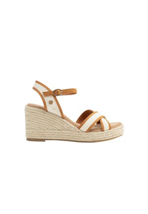 Beige en bruine sleehaksandaal met geweven espadrilles zool, enkelriem met gesp en twee voorste stoffen bandjes.