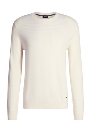 Cremefarbener Pullover mit Rundhalsausschnitt und langen Ärmeln, dezent strukturiertes Muster und kleines Metallschild mit Markenlogo nahe dem Saum.