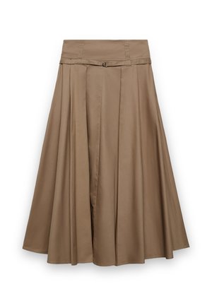 Une jupe plissée mi-longue en tissu lisse marron clair avec une large ceinture et une boucle décorative à l'avant.