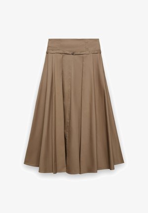 Une jupe plissée mi-longue en tissu lisse marron clair avec une large ceinture et une boucle décorative à l'avant.