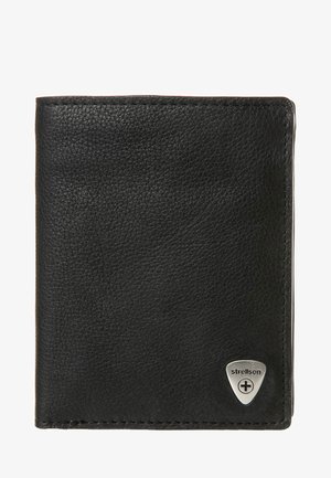 Schwarze Lederbörse mit strukturierter Oberfläche, im sogenannten Bi-Fold-Design, und einem metallischen Markenemblem in der unteren rechten Ecke.