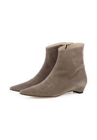 Stivali alla caviglia in suede grigio con punta appuntita e tacco basso impilato. Texture liscia e chiusura con zip sul retro per un facile indossamento.
