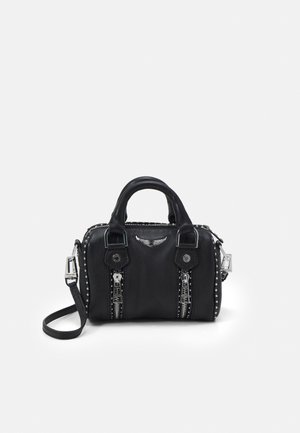 Sac à main en cuir noir avec quincaillerie argentée, accents cloutés, doubles poignées supérieures et une bandoulière amovible. Comprend des compartiments zippés.