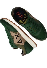 Sneaker con tomaia in suede verde e canvas, accenti marrone chiaro, branding nero, suole testurizzate e lingua imbottita. Presenta lacci per la chiusura.
