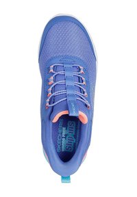 Zapato slip-on de malla azul con acentos rosas. Presenta un diseño de cordones elásticos, cuello acolchado y plantilla de espuma viscoelástica. Suela de goma para mayor tracción.