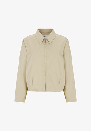 Beežist lukuga jope terava krae, pikkade varrukate ja küljetaskutega, valgel taustal.