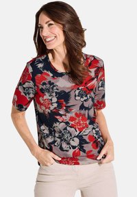 Korte mouwen bloementop met een rood, navy en grijs ontwerp met grote bloemen, ronde halslijn en een relaxte pasvorm.