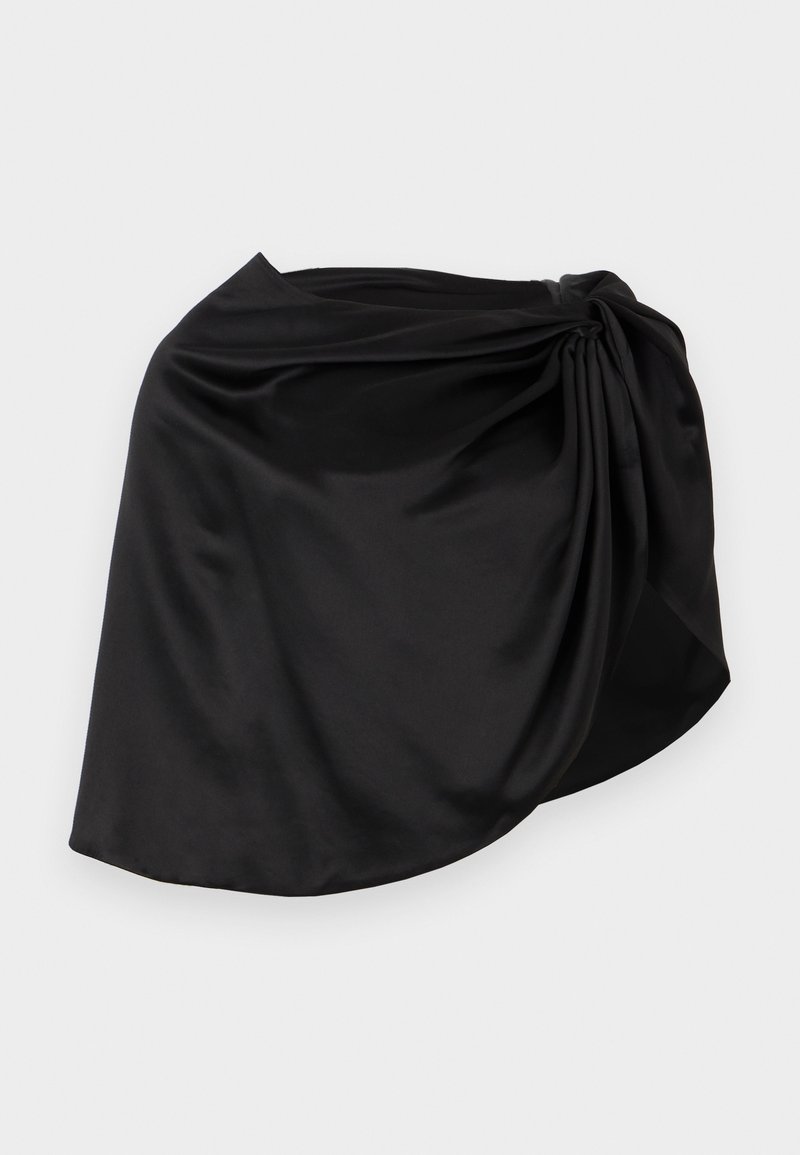 Μίνι φούστα από μαύρο σατέν με ασύμμετρο τελείωμα και συγκέντρωση υφάσματος στη δεξιά πλευρά, σε απλό φόντο.