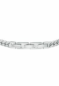 Silberner Metallarmband mit geflochtenem Kettendesign und rechteckigen Gliedern. Auffälliges, graviertes Logodetail auf einem polierten Glied.