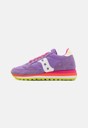 Fioletowy sneaker z białym logo po boku, różowymi sznurówkami, różowo-pomarańczową podeszwą środkową i żółto-zielonym bieżnikiem, pokazany z profilu prawej strony na białym tle.
