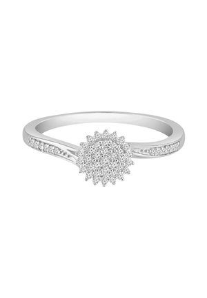 Bague en argent avec un cluster rond de petits diamants au centre et des diamants supplémentaires incrustés le long de la partie supérieure du bracelet.