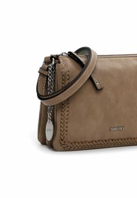 Borsa in suede marrone con texture intrecciata, hardware in argento e una tracolla removibile. Presenta una chiusura con zip e un dettaglio del logo.