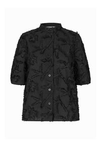 Camicia nera a maniche corte con colletto classico, caratterizzata da un motivo floreale testurizzato con dettagli pelosi. Tessuto testurizzato.