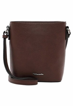 Brun læderbucket-taske med en glat finish, justerbar rem og sølvlogo-detalje foran. Designet til at blive båret på tværs af kroppen.