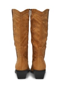 Un paio di alte stivali da cowboy in suede marroni con cuciture decorative e tacco nero a strati, visti da dietro.