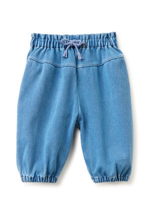 Pantaloni di jeans per bambini con vita elastica e polsini in azzurro chiaro, con coulisse annodata in vita, su sfondo bianco.