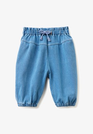 Pantalones vaqueros infantiles con cintura elástica azul claro y puños, con cordón ajustable anudado en la cintura, sobre un fondo blanco.