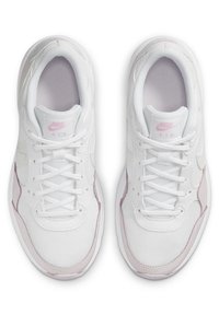 Baskets blanches avec des tiges en mesh, accents roses, bout rond et lacets ronds ; elles disposent d'une semelle rembourrée pour le confort et le soutien.