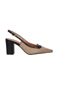 Zapatos de tacón alto tipo slingback en color beige con punta afilada, ribete negro y tacón rectangular en bloque. Presentan un acento metálico circular en la correa.