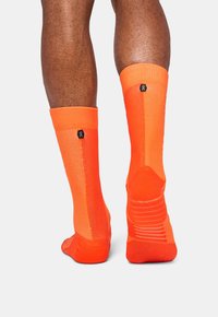On PERFORMANCE HIGH - SPORTS SOCKS - Calze sportive - flame   spice